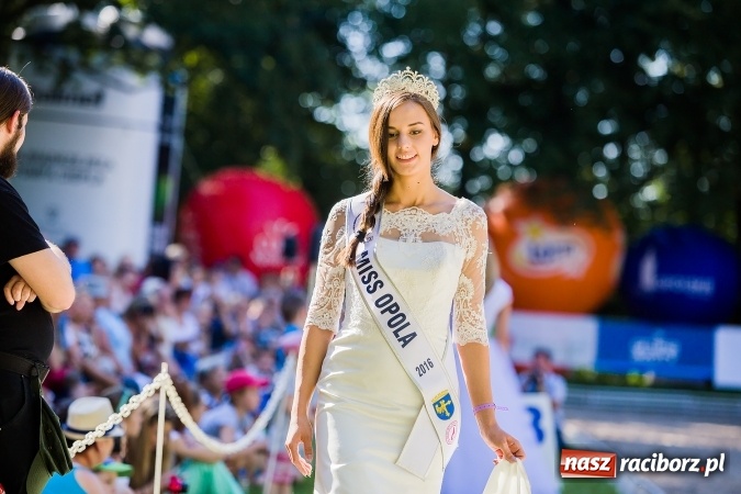 Zdjęcie w galerii na portalu naszraciborz.pl: Plejada znanych artystów w Zakrzowie na XIX Jeździeckich Mistrzostwach Gwiazd - Art Cup wiadomości z regionu