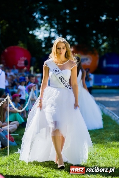 Zdjęcie w galerii na portalu naszraciborz.pl: Plejada znanych artystów w Zakrzowie na XIX Jeździeckich Mistrzostwach Gwiazd - Art Cup wiadomości z regionu