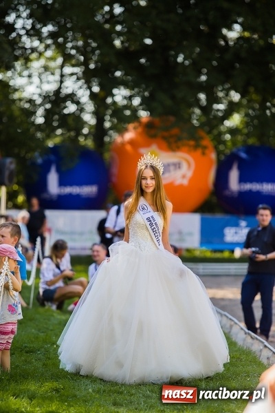 Zdjęcie w galerii na portalu naszraciborz.pl: Plejada znanych artystów w Zakrzowie na XIX Jeździeckich Mistrzostwach Gwiazd - Art Cup wiadomości z regionu