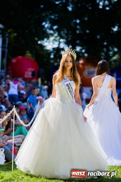 Zdjęcie w galerii na portalu naszraciborz.pl: Plejada znanych artystów w Zakrzowie na XIX Jeździeckich Mistrzostwach Gwiazd - Art Cup wiadomości z regionu