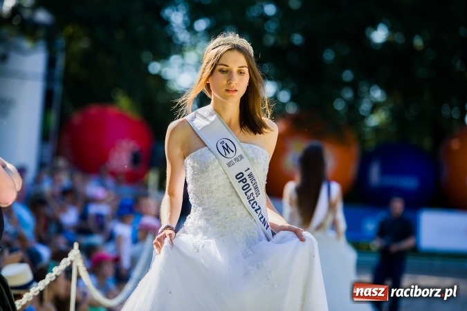 Zdjęcie w galerii na portalu naszraciborz.pl: Plejada znanych artystów w Zakrzowie na XIX Jeździeckich Mistrzostwach Gwiazd - Art Cup wiadomości z regionu