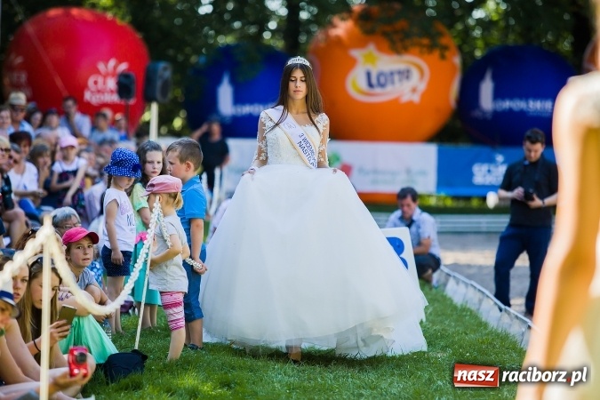 Zdjęcie w galerii na portalu naszraciborz.pl: Plejada znanych artystów w Zakrzowie na XIX Jeździeckich Mistrzostwach Gwiazd - Art Cup wiadomości z regionu
