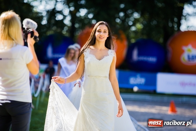 Zdjęcie w galerii na portalu naszraciborz.pl: Plejada znanych artystów w Zakrzowie na XIX Jeździeckich Mistrzostwach Gwiazd - Art Cup wiadomości z regionu