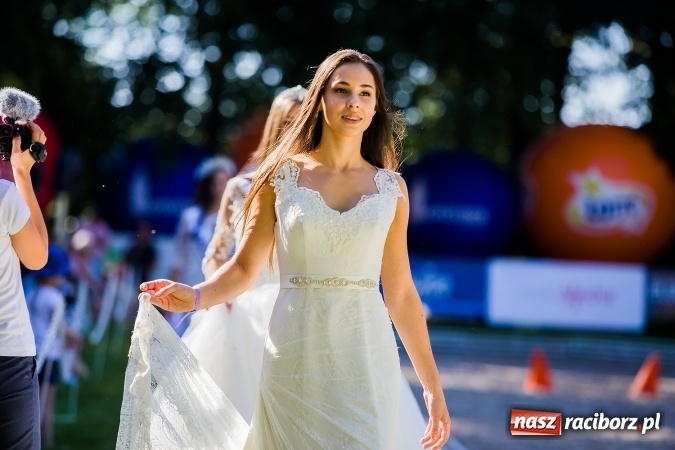 Zdjęcie w galerii na portalu naszraciborz.pl: Plejada znanych artystów w Zakrzowie na XIX Jeździeckich Mistrzostwach Gwiazd - Art Cup wiadomości z regionu