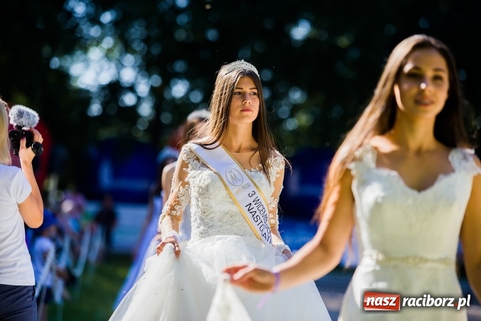 Zdjęcie w galerii na portalu naszraciborz.pl: Plejada znanych artystów w Zakrzowie na XIX Jeździeckich Mistrzostwach Gwiazd - Art Cup wiadomości z regionu
