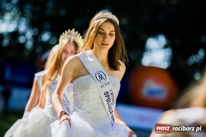 Zdjęcie w galerii na portalu naszraciborz.pl: Plejada znanych artystów w Zakrzowie na XIX Jeździeckich Mistrzostwach Gwiazd - Art Cup wiadomości z regionu