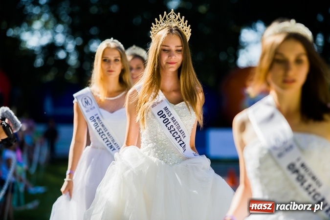 Zdjęcie w galerii na portalu naszraciborz.pl: Plejada znanych artystów w Zakrzowie na XIX Jeździeckich Mistrzostwach Gwiazd - Art Cup wiadomości z regionu