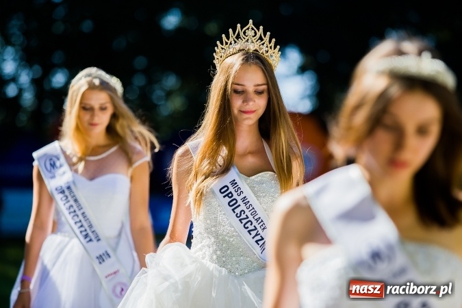 Zdjęcie w galerii na portalu naszraciborz.pl: Plejada znanych artystów w Zakrzowie na XIX Jeździeckich Mistrzostwach Gwiazd - Art Cup wiadomości z regionu