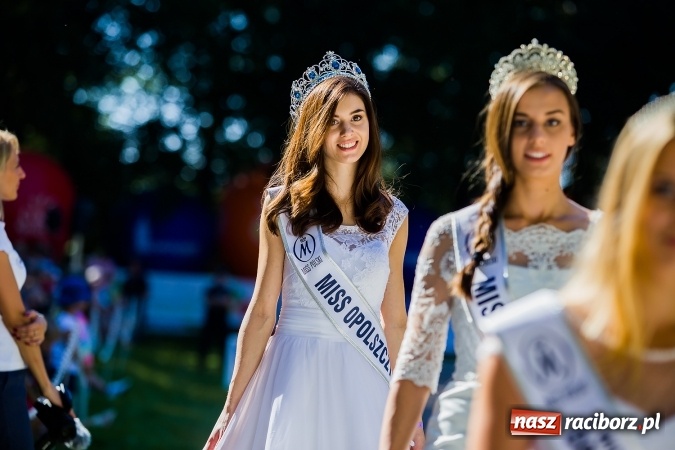 Zdjęcie w galerii na portalu naszraciborz.pl: Plejada znanych artystów w Zakrzowie na XIX Jeździeckich Mistrzostwach Gwiazd - Art Cup wiadomości z regionu