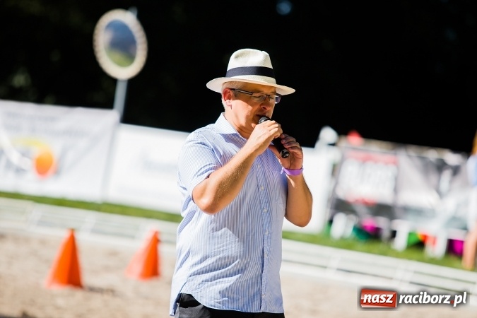 Zdjęcie w galerii na portalu naszraciborz.pl: Plejada znanych artystów w Zakrzowie na XIX Jeździeckich Mistrzostwach Gwiazd - Art Cup wiadomości z regionu