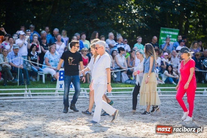Zdjęcie w galerii na portalu naszraciborz.pl: Plejada znanych artystów w Zakrzowie na XIX Jeździeckich Mistrzostwach Gwiazd - Art Cup wiadomości z regionu