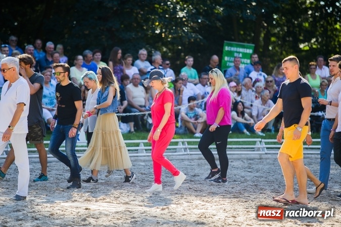 Zdjęcie w galerii na portalu naszraciborz.pl: Plejada znanych artystów w Zakrzowie na XIX Jeździeckich Mistrzostwach Gwiazd - Art Cup wiadomości z regionu
