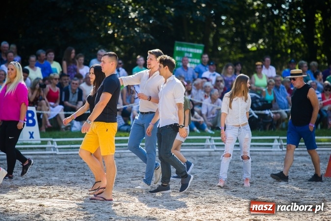 Zdjęcie w galerii na portalu naszraciborz.pl: Plejada znanych artystów w Zakrzowie na XIX Jeździeckich Mistrzostwach Gwiazd - Art Cup wiadomości z regionu