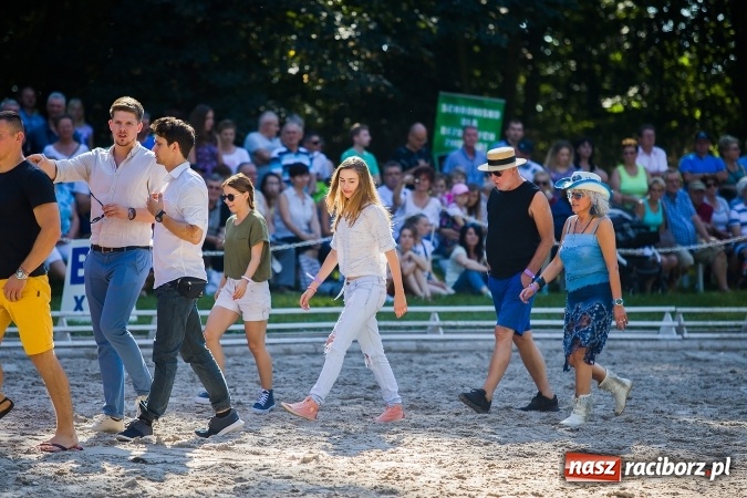 Zdjęcie w galerii na portalu naszraciborz.pl: Plejada znanych artystów w Zakrzowie na XIX Jeździeckich Mistrzostwach Gwiazd - Art Cup wiadomości z regionu