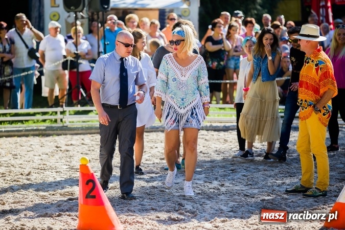 Zdjęcie w galerii na portalu naszraciborz.pl: Plejada znanych artystów w Zakrzowie na XIX Jeździeckich Mistrzostwach Gwiazd - Art Cup wiadomości z regionu