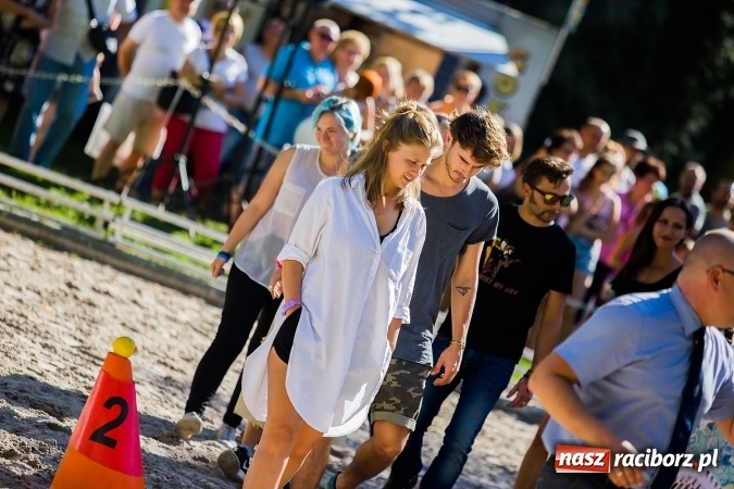 Zdjęcie w galerii na portalu naszraciborz.pl: Plejada znanych artystów w Zakrzowie na XIX Jeździeckich Mistrzostwach Gwiazd - Art Cup wiadomości z regionu