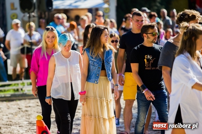 Zdjęcie w galerii na portalu naszraciborz.pl: Plejada znanych artystów w Zakrzowie na XIX Jeździeckich Mistrzostwach Gwiazd - Art Cup wiadomości z regionu