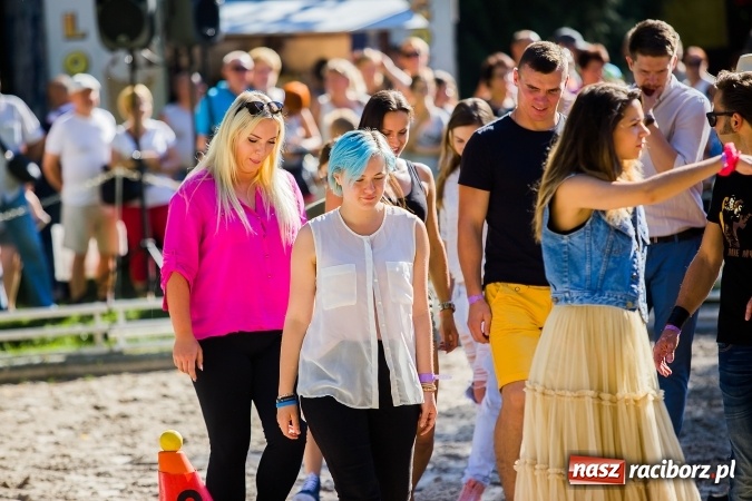 Zdjęcie w galerii na portalu naszraciborz.pl: Plejada znanych artystów w Zakrzowie na XIX Jeździeckich Mistrzostwach Gwiazd - Art Cup wiadomości z regionu
