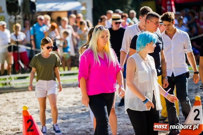 Zdjęcie w galerii na portalu naszraciborz.pl: Plejada znanych artystów w Zakrzowie na XIX Jeździeckich Mistrzostwach Gwiazd - Art Cup wiadomości z regionu