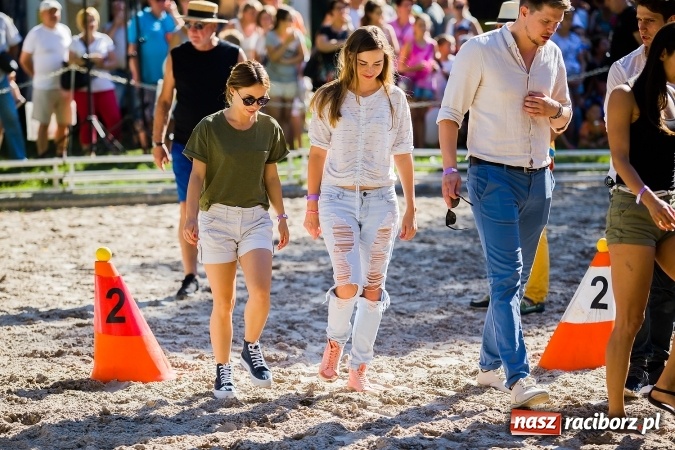 Zdjęcie w galerii na portalu naszraciborz.pl: Plejada znanych artystów w Zakrzowie na XIX Jeździeckich Mistrzostwach Gwiazd - Art Cup wiadomości z regionu