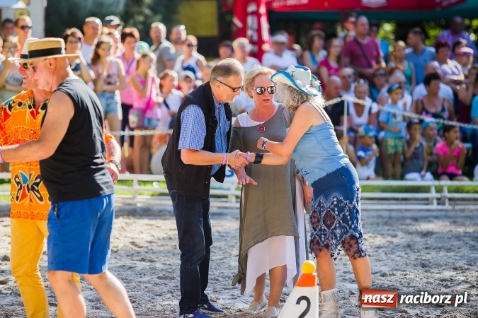 Zdjęcie w galerii na portalu naszraciborz.pl: Plejada znanych artystów w Zakrzowie na XIX Jeździeckich Mistrzostwach Gwiazd - Art Cup wiadomości z regionu