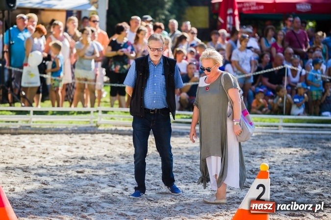 Zdjęcie w galerii na portalu naszraciborz.pl: Plejada znanych artystów w Zakrzowie na XIX Jeździeckich Mistrzostwach Gwiazd - Art Cup wiadomości z regionu