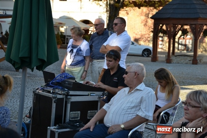 Zdjęcie w galerii na portalu naszraciborz.pl: Jontek i przyjaciele, czyli spotkanie muzyczne w ramach cyklu Piosenki na Zamku czar... wiadomości z regionu