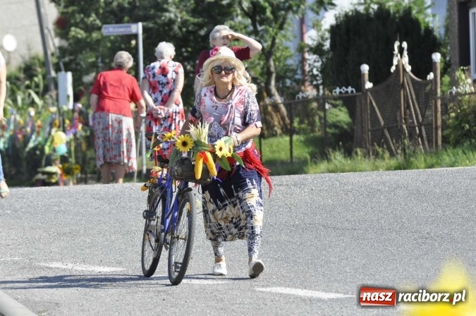 Zdjęcie w galerii na portalu naszraciborz.pl: Dożynki 2016. Z Krowiarek do Amandowa. Dożynkowy korowód jedzie aż godzinę wiadomości z regionu