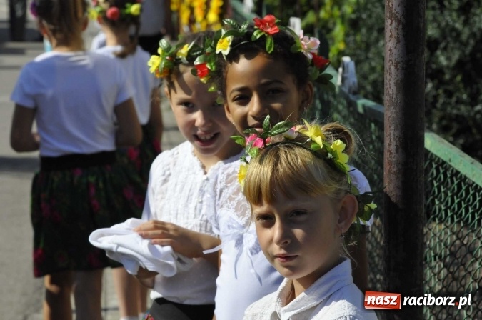 Zdjęcie w galerii na portalu naszraciborz.pl: Dożynki 2016. Z Krowiarek do Amandowa. Dożynkowy korowód jedzie aż godzinę wiadomości z regionu
