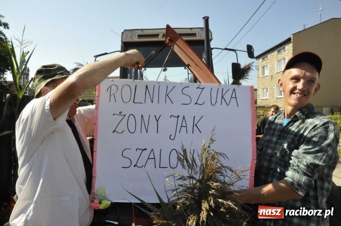 Zdjęcie w galerii na portalu naszraciborz.pl: Dożynki 2016. Z Krowiarek do Amandowa. Dożynkowy korowód jedzie aż godzinę wiadomości z regionu