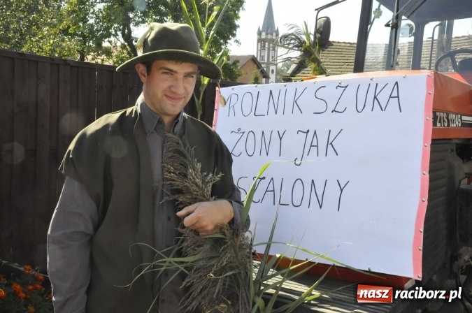 Zdjęcie w galerii na portalu naszraciborz.pl: Dożynki 2016. Z Krowiarek do Amandowa. Dożynkowy korowód jedzie aż godzinę wiadomości z regionu