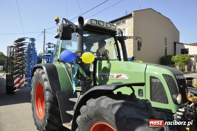 Zdjęcie w galerii na portalu naszraciborz.pl: Dożynki 2016. Z Krowiarek do Amandowa. Dożynkowy korowód jedzie aż godzinę wiadomości z regionu