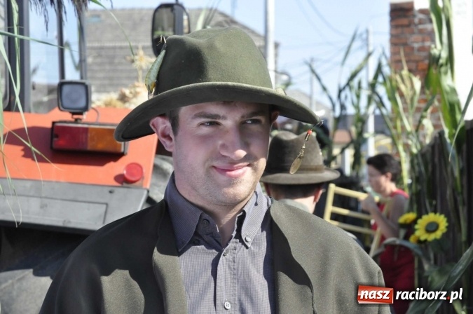 Zdjęcie w galerii na portalu naszraciborz.pl: Dożynki 2016. Z Krowiarek do Amandowa. Dożynkowy korowód jedzie aż godzinę wiadomości z regionu