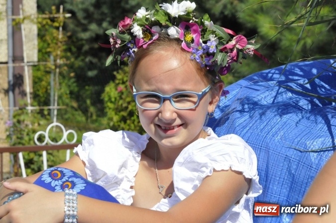 Zdjęcie w galerii na portalu naszraciborz.pl: Dożynki 2016. Z Krowiarek do Amandowa. Dożynkowy korowód jedzie aż godzinę wiadomości z regionu