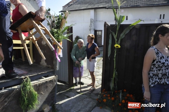 Zdjęcie w galerii na portalu naszraciborz.pl: Dożynki 2016. Z Krowiarek do Amandowa. Dożynkowy korowód jedzie aż godzinę wiadomości z regionu