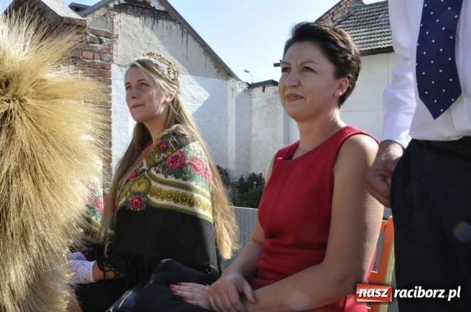 Zdjęcie w galerii na portalu naszraciborz.pl: Dożynki 2016. Z Krowiarek do Amandowa. Dożynkowy korowód jedzie aż godzinę wiadomości z regionu