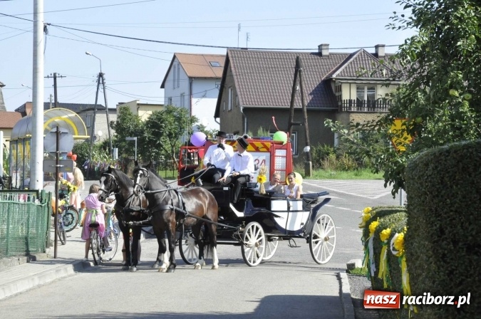 Zdjęcie w galerii na portalu naszraciborz.pl: Dożynki 2016. Z Krowiarek do Amandowa. Dożynkowy korowód jedzie aż godzinę wiadomości z regionu