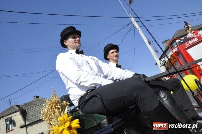 Zdjęcie w galerii na portalu naszraciborz.pl: Dożynki 2016. Z Krowiarek do Amandowa. Dożynkowy korowód jedzie aż godzinę wiadomości z regionu