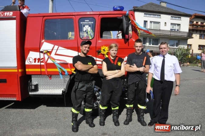 Zdjęcie w galerii na portalu naszraciborz.pl: Dożynki 2016. Z Krowiarek do Amandowa. Dożynkowy korowód jedzie aż godzinę wiadomości z regionu