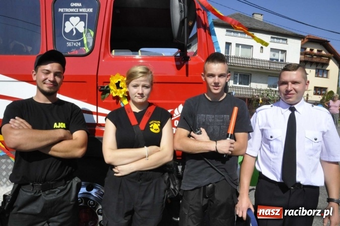 Zdjęcie w galerii na portalu naszraciborz.pl: Dożynki 2016. Z Krowiarek do Amandowa. Dożynkowy korowód jedzie aż godzinę wiadomości z regionu