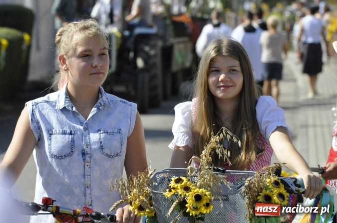 Zdjęcie w galerii na portalu naszraciborz.pl: Dożynki 2016. Z Krowiarek do Amandowa. Dożynkowy korowód jedzie aż godzinę wiadomości z regionu
