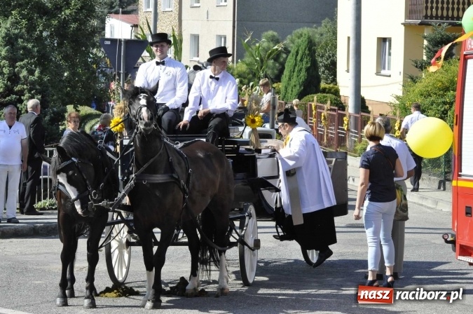 Zdjęcie w galerii na portalu naszraciborz.pl: Dożynki 2016. Z Krowiarek do Amandowa. Dożynkowy korowód jedzie aż godzinę wiadomości z regionu