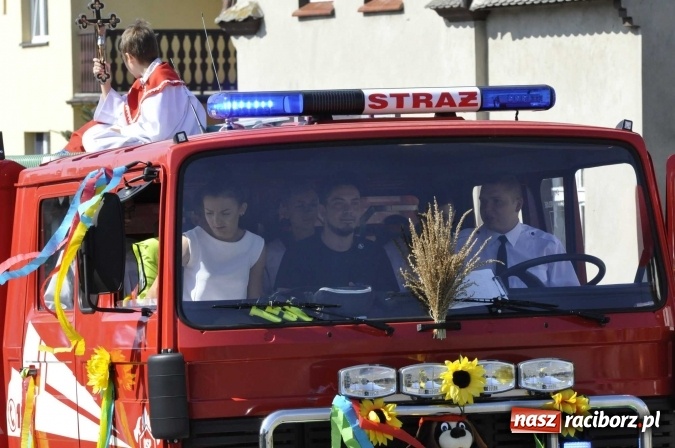Zdjęcie w galerii na portalu naszraciborz.pl: Dożynki 2016. Z Krowiarek do Amandowa. Dożynkowy korowód jedzie aż godzinę wiadomości z regionu