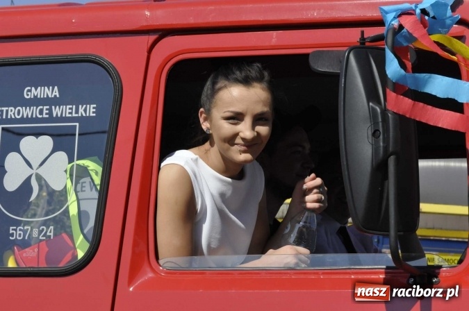 Zdjęcie w galerii na portalu naszraciborz.pl: Dożynki 2016. Z Krowiarek do Amandowa. Dożynkowy korowód jedzie aż godzinę wiadomości z regionu