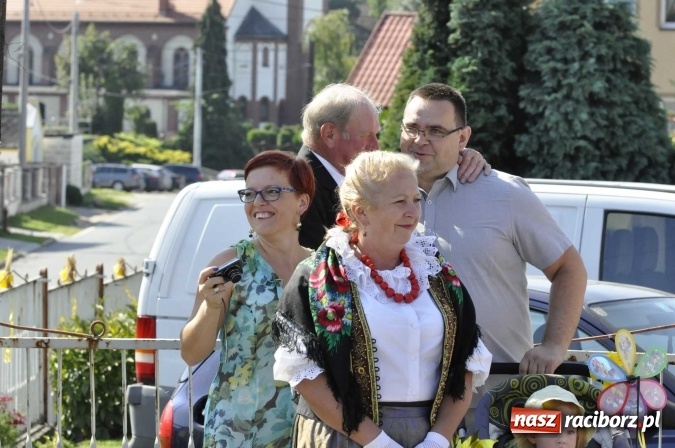 Zdjęcie w galerii na portalu naszraciborz.pl: Dożynki 2016. Z Krowiarek do Amandowa. Dożynkowy korowód jedzie aż godzinę wiadomości z regionu