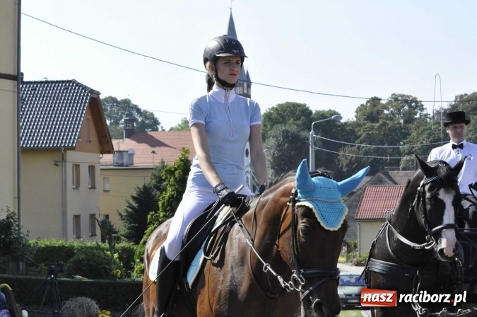 Zdjęcie w galerii na portalu naszraciborz.pl: Dożynki 2016. Z Krowiarek do Amandowa. Dożynkowy korowód jedzie aż godzinę wiadomości z regionu