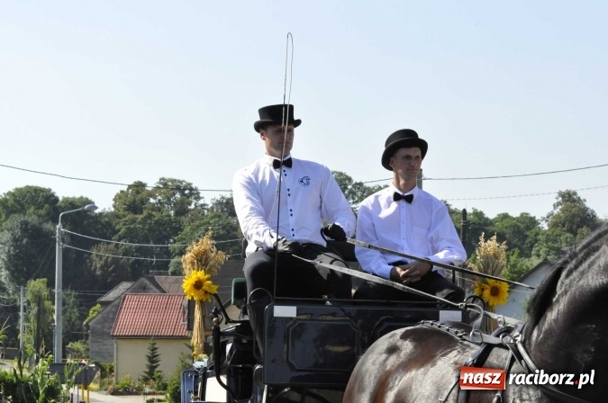 Zdjęcie w galerii na portalu naszraciborz.pl: Dożynki 2016. Z Krowiarek do Amandowa. Dożynkowy korowód jedzie aż godzinę wiadomości z regionu