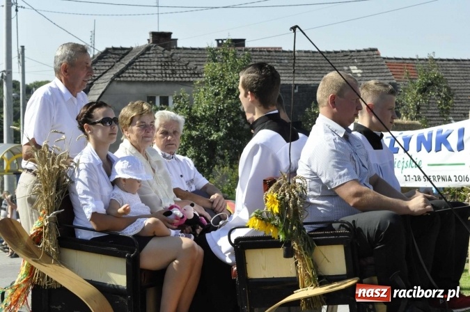 Zdjęcie w galerii na portalu naszraciborz.pl: Dożynki 2016. Z Krowiarek do Amandowa. Dożynkowy korowód jedzie aż godzinę wiadomości z regionu