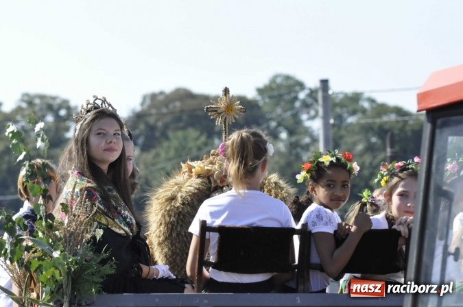 Zdjęcie w galerii na portalu naszraciborz.pl: Dożynki 2016. Z Krowiarek do Amandowa. Dożynkowy korowód jedzie aż godzinę wiadomości z regionu
