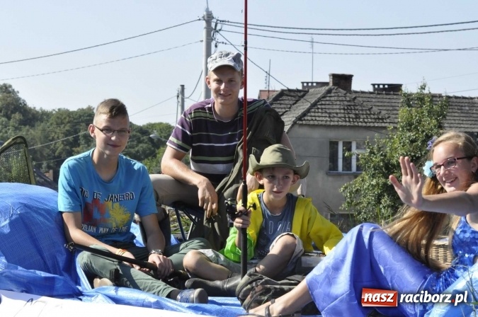Zdjęcie w galerii na portalu naszraciborz.pl: Dożynki 2016. Z Krowiarek do Amandowa. Dożynkowy korowód jedzie aż godzinę wiadomości z regionu